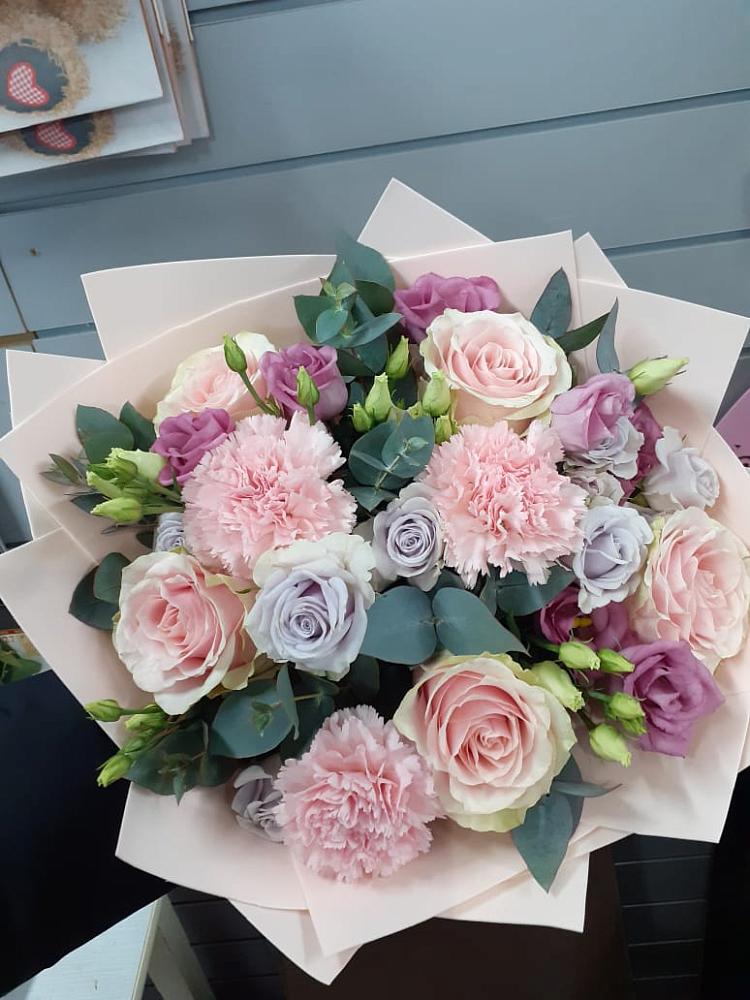 Букет цветов из: Розы, Гвоздики и Лизиантусы в Вязноватовке